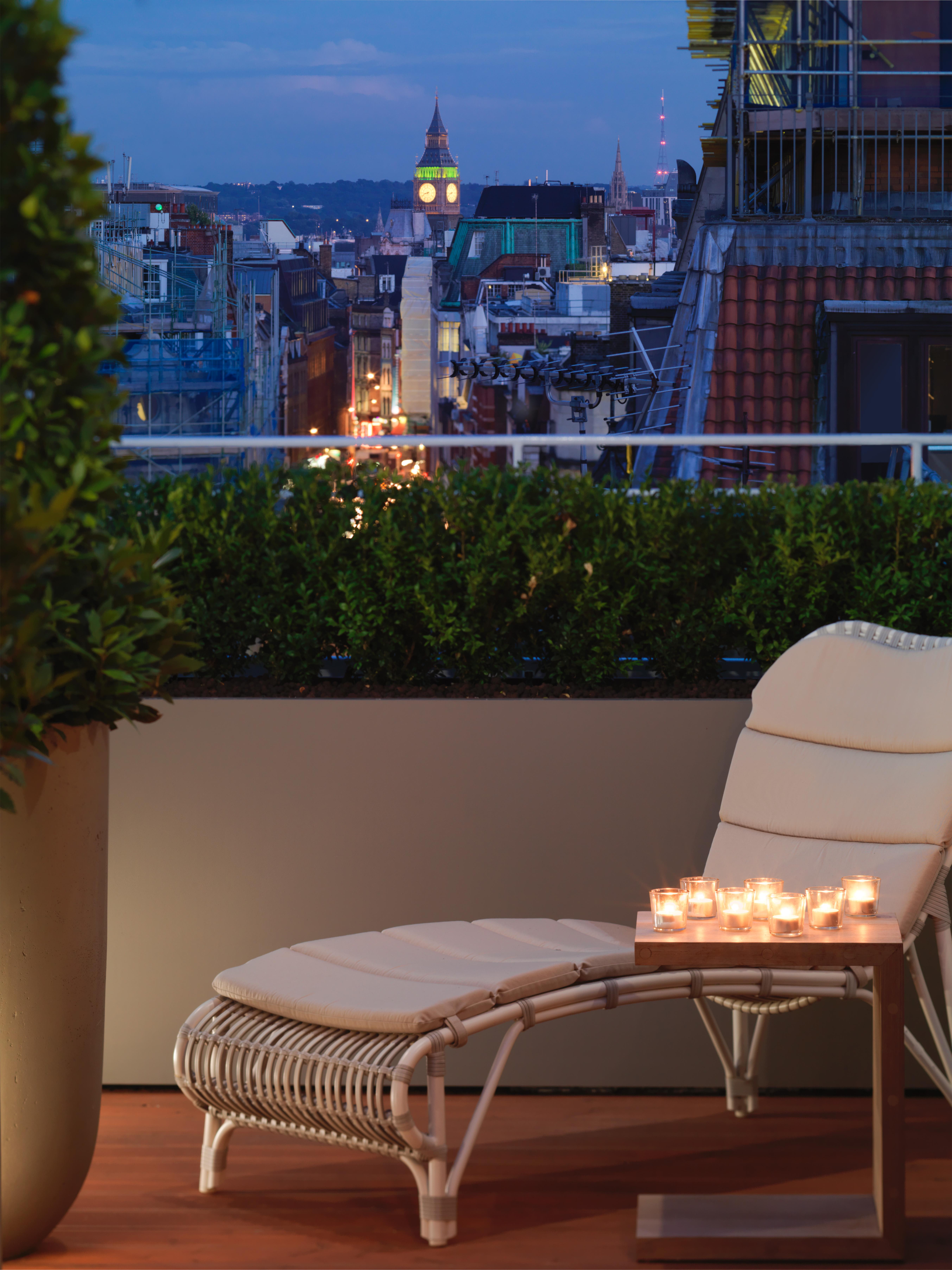 Sanderson Лондон Екстер'єр фото A balcony in a residential building