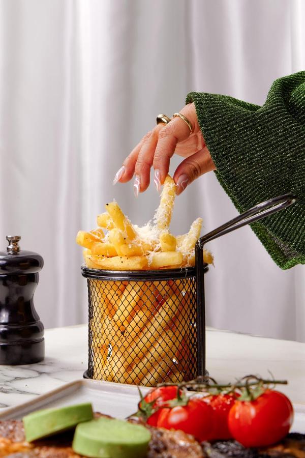 Sanderson Лондон Екстер'єр фото Parmesan cheese being sprinkled on chips