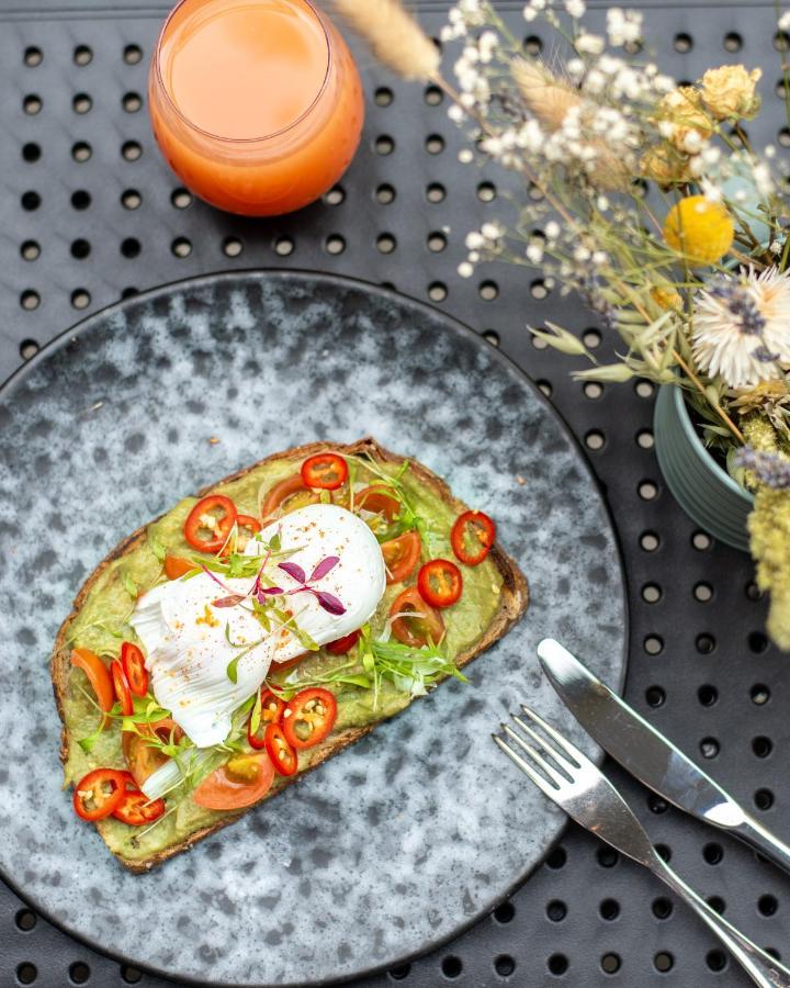 Sanderson Лондон Екстер'єр фото Avocado on toast with poached eggs