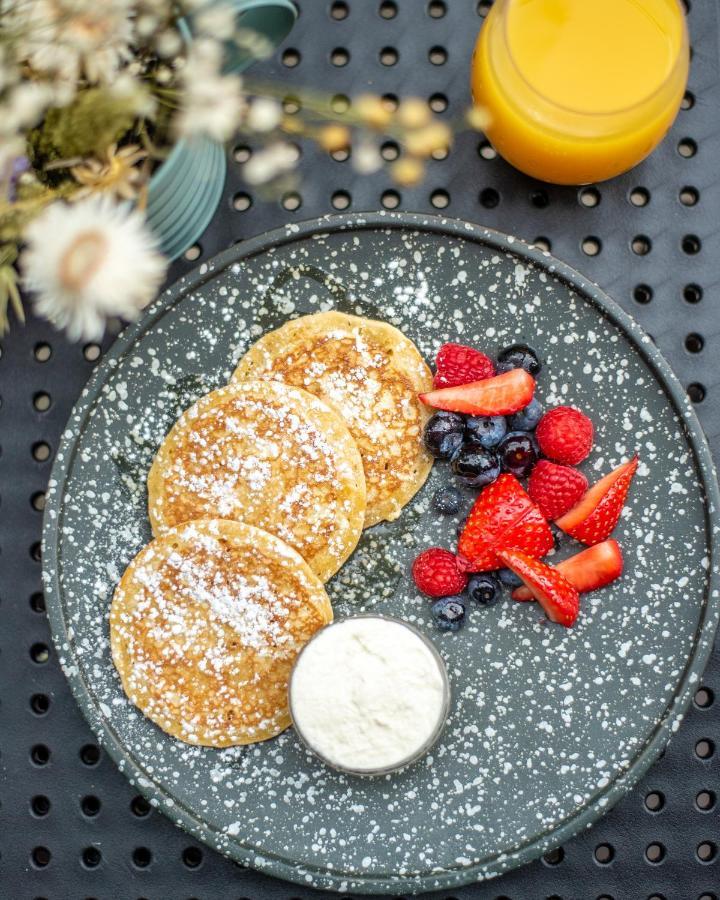 Sanderson Лондон Екстер'єр фото Pancakes with fruit